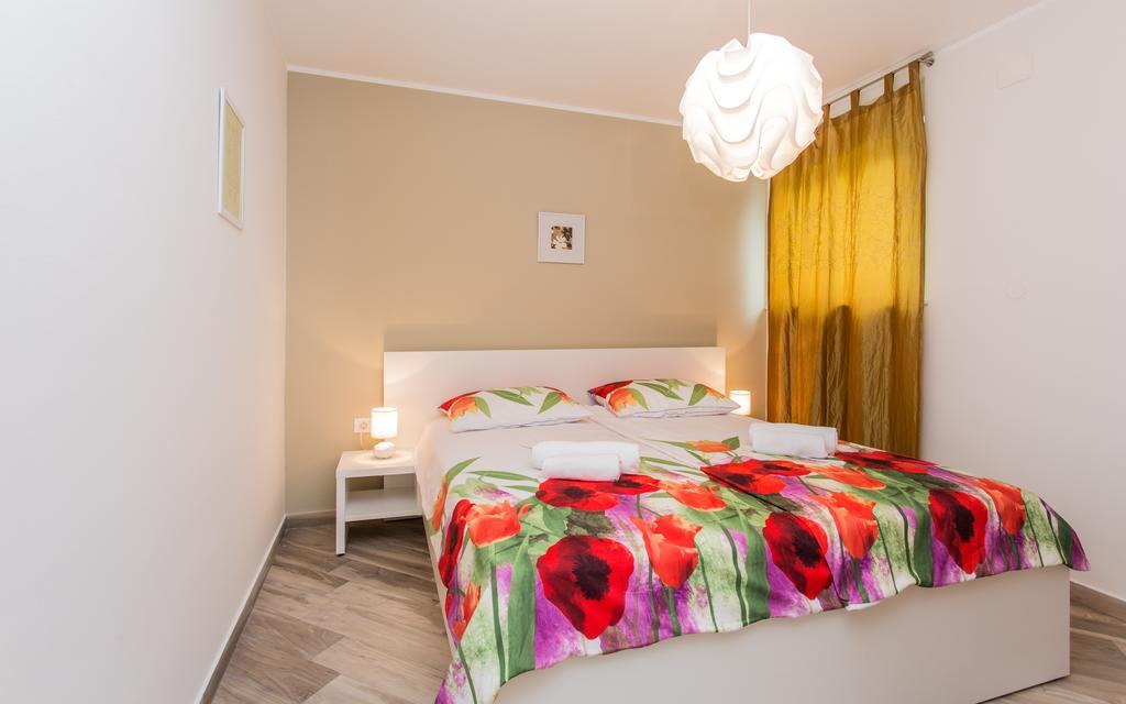 Sunrise Apartment Risika Bagian luar foto